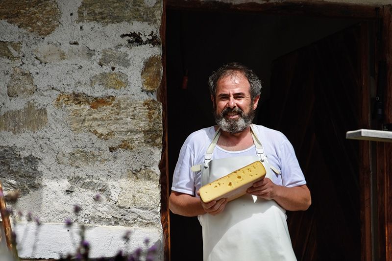 Klaus Reich aus Kortsch, geboren 1968, war lange im Weinhandel tätig, dann beim Speckproduzenten Recla. In diesem Sommer war er Senn auf der Prader Alm. Im Herbst arbeitet er als Äpfelklauber beim Dietl Elmar in Göflan.