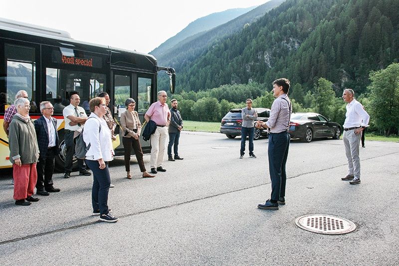 Der Schweizer Bundespräsident Guy Parmelin (im rosa Hemd) und seine Delegation werden von den Firmenchefs Edwin und Alfred Lingg begrüßt und anschließend durch das Unternehmen geführt