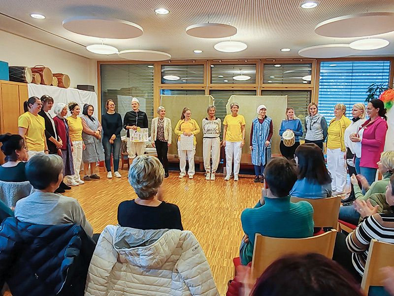 Ein Teil des Pflegepersonals trauten sich auf die Bühne und veranschaulichten den Pflegealltag im Altersheim in fünf eindrucksvollen Szenen