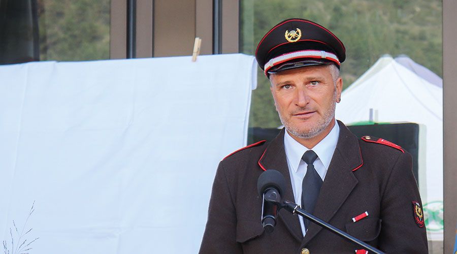 « Das neue TLF steht mit seiner Ausstattung für Sicherheit und wird für die Brandbekämpfung eingesetzt. Danke an Manuel Tumler und Michael Kofler. KDT-Stellvertreter FF Eyrs Felix Alber