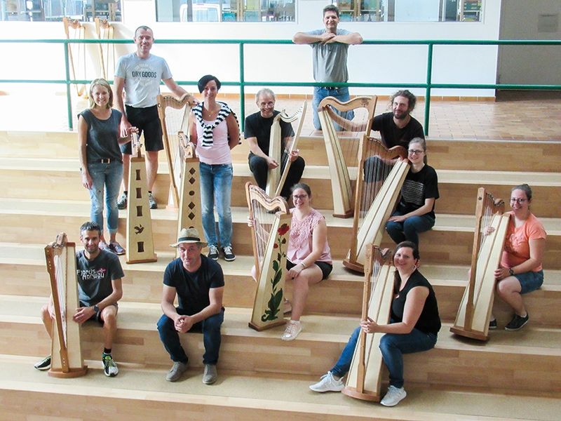 Beim Harfenbaukurs in Mals wurden Böhmische Hakenharfen bzw. eine gotische Harfe gebaut. Organisiert wurde der Kurs vom Südtiroler Volksmusikkreis und dem Obmann Gernot Niederfriniger. (ganz unten ohne Harfe) André Schubert (ganz oben ohne Harfe) von der Klangwerkstatt Markt Wald unterstützte die Teilnehmer:innen.