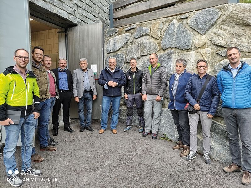 v. l.: VizeBM Pfunds - Peter Wille, Ing. Tobias Marseiler (Verantwortlicher Technischer Dienst BZG), Pilser Oswald (Leiter des Gemeindebauhofes Schlanders), Georg Altstätter (Bürgermeister Martell), Rupert Schuchter (BM Pfunds), Dieter Pinggera (Präsident der BZG), Neururer Christof (Mitarbeiter Gemeinde Pfunds), Christian Mazagg (Gemeinde Mals), Friedrich Sapelza (GWR Spondinig), Urban Rinner (Generalsekretär BZG) und Josef Thurner (BM Mals)