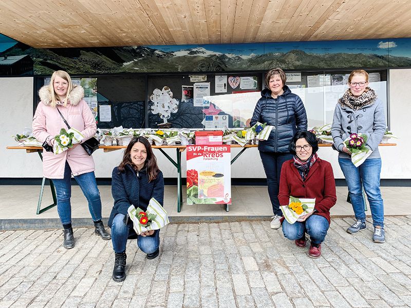 Die Mitglieder des Gemeindefrauenausschusses freuten sich über die erfolgreiche Primelaktion. V. r.: hinten Kathrin Fleischmann, Zita Gurschler, Sabrina Gluderer, vorne Patrizia Civino und Heidi Gamper.
