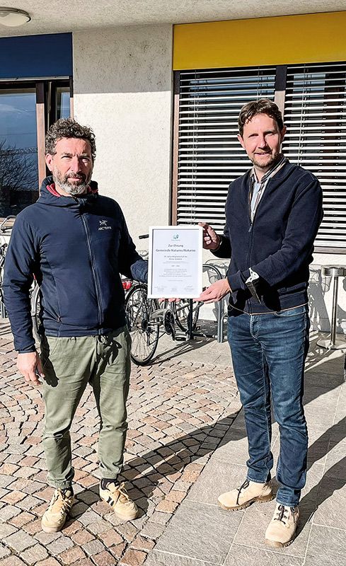 „25 Jahre Einsatz für lokalen Klimaschutz und globale Klimagerechtigkeit“- Umweltreferent Florian Gruber und BM Zeno Christanell freuen sich über die Auszeichnung.