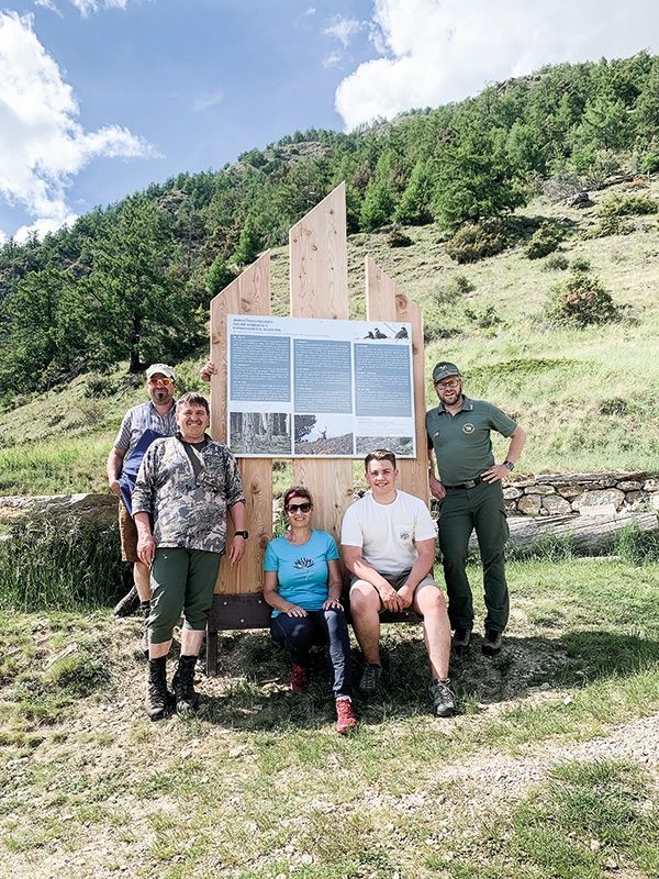 v. l.: Othmar Telfser (Praxislehrer FÜ), Johann Primisser (Jagdaufseher Revier Schlanders), Ruth Kofler (Fachlehrerin), Moritz Grüner (Maturant) und Klaus Bliem (Forststationsleiter Schlanders)
