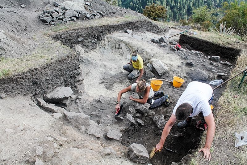 Archäologen bei der Freilegung von prähistorischen Mauern auf Kaschlin bei Stilfs