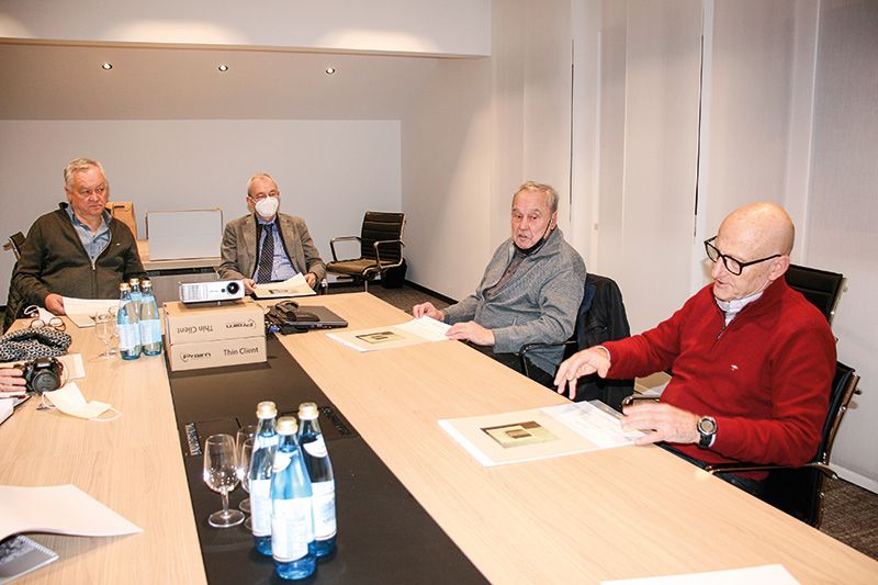 Kalendervorstellung in kleinem Kreis. von rechts: Helmuth Moser, Alfred Gutweniger, Josef Ruffa und Johann Spechtenhauser
