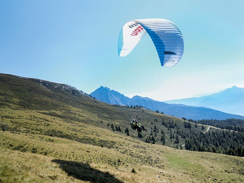 Ein Tandemflug mit dem Paragleiter bedeutet für den blinden Markus Telser aus Schluderns das höchste  der Gefühle. Kürzlich schwebte er zum wiederholten Male über dem Burggrafenamt