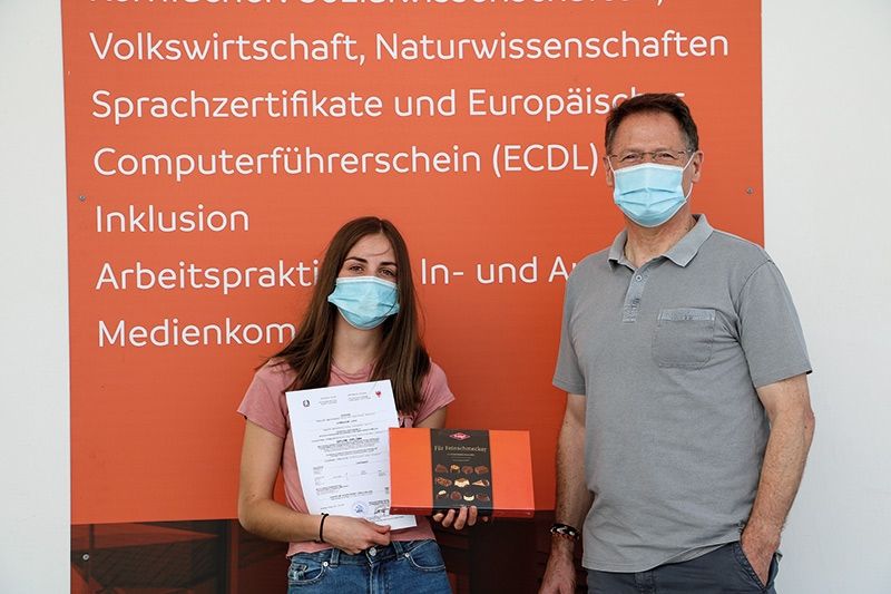 Lisa Kaserer, die mit 100 Punkten die Matura abgeschlossen hat, mit Direktor Werner Oberthaler