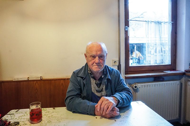 Rudolf Pilser, Jahrgang 1929, sitzt an seinem Küchentisch und erzählt Geschichten aus seinem Leben