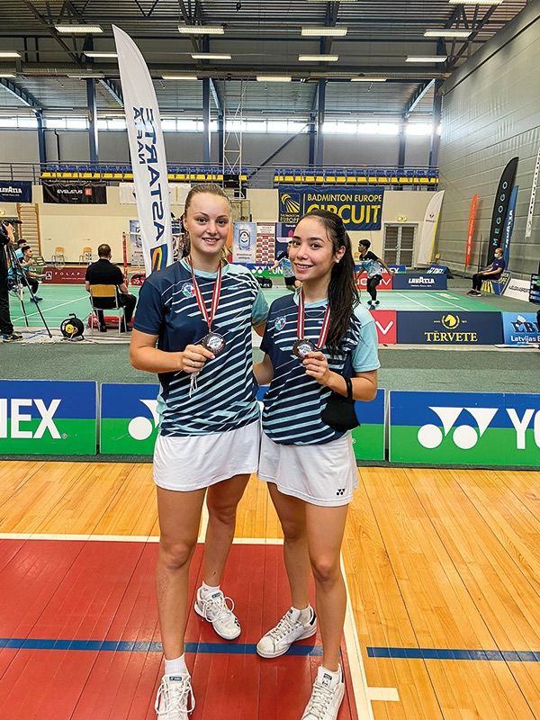 im Bild links Judith Mair mit Martina Corsini - die beim Future Series Turnier in Lettland in der allgemeinen Klasse Silber gewannen