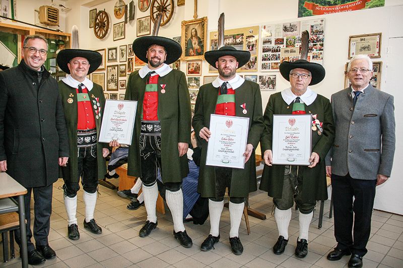 v. l: BM Heiko Hauser, Hauptmann Markus Kofler, die Geehrten David Spechtenhauser, Lukas Hilber, Josef Trafoier und VizeBM Peter Trafoier.