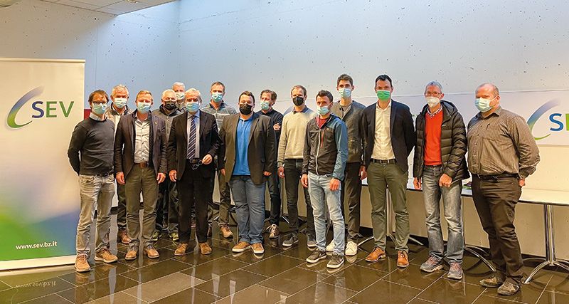 Vertreter der Südtiroler Biogasanlagen im SEV-Sitz in Bozen, darunter der Malser BM Josef Thurner und der BEGS-Präsident Egon Bernhart aus Schlinig