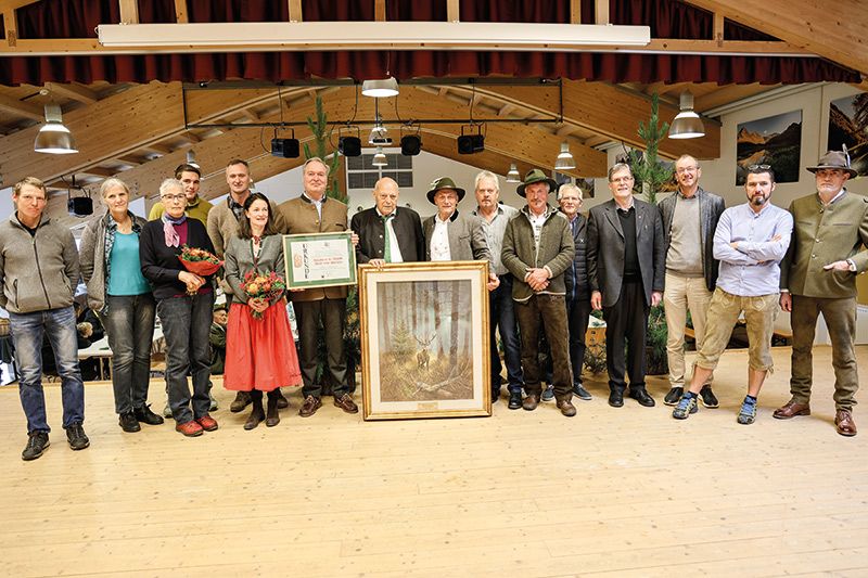 Festgäste bei der Einweihung. Graf Gaudenz H. Graf von Matsch wurde zum Ehrenmitglied ernannt; Altlandeshauptmann Luis Durnwalder übergab dem Revierleiter Luis Frank ein Bild als Gastgeschenk