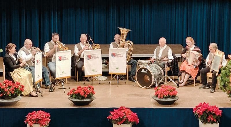 Die „Tauferer Wirtshausmusikanten“ spielen im Kultursaal von Schlanders auf der KVW-Feier für Seniorinnen und Senioren