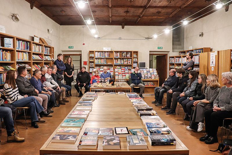 Raimund Rechenmacher, der Leiter der Bibliothek Schlandersburg, konnte, in Erinnerung an den allzu früh verstorbenen Alessandro Sgammini, vom Personal der Carabinieri Station von Schlanders, ein Paket mit Büchern in Empfang nehmen.