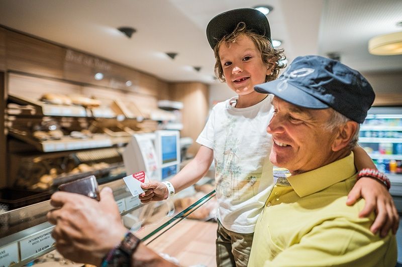 Omas und Opas von minderjährigen Enkelkindern können seit Juli um die Großelternkarte ansuchen.