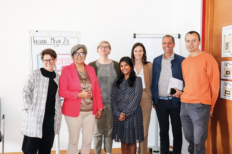 v.l. Barbara Wopfner, Projektleiterin und Rosalinde Koch Gunsch, Präsidentin - beide BZG Vinschgau, Ines Simbrig und Sadbhavana Pfaffstaller -beide Eurac research, Anna Kröss und Josef Mair vom GWR Sarntal und Leonhard Voltmer, Caritas Bozen
