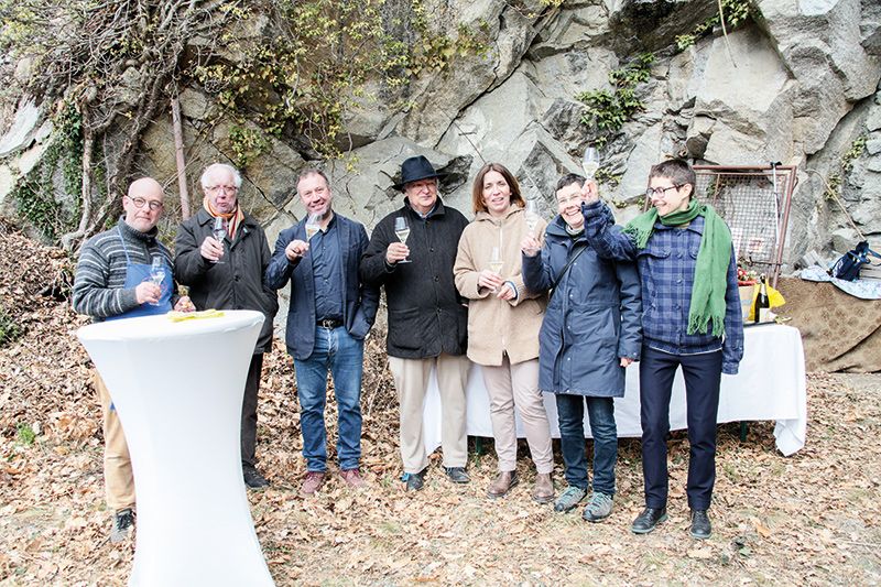 Sektverkostung am Saxner Bunker v. l.: Martin Aurich, Sepp Reiterer, Thomas Plack, Matthias Schönweger, Claudia Telfser, Gisela Aurich und Charlotte Aurich