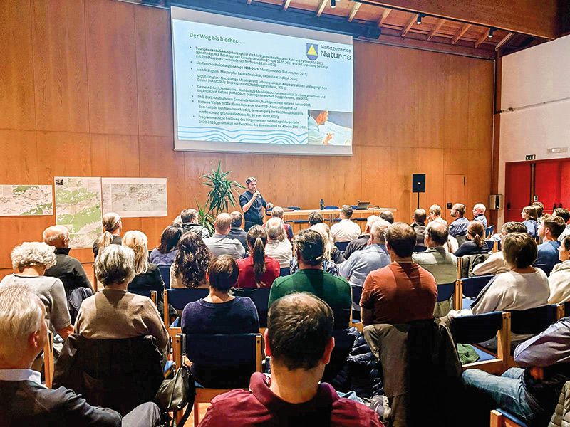 Bürgermeister Zeno Christanell zeigte vor rund 65 interessierten Bürgerinnen und Bürgern den bisherigen Entwicklungsprozess zum GEP in Naturns auf.