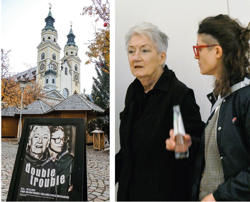 Karin Welponer (Jahrgang 1941) und Julia Frank (Jahrgang 1988) bei der Eröffnung der Ausstellung in der Stadtgalerie in Brixen, Domplatz. Die Ausstellung ist noch bis zum 30. Dezember 2023 zugänglich.