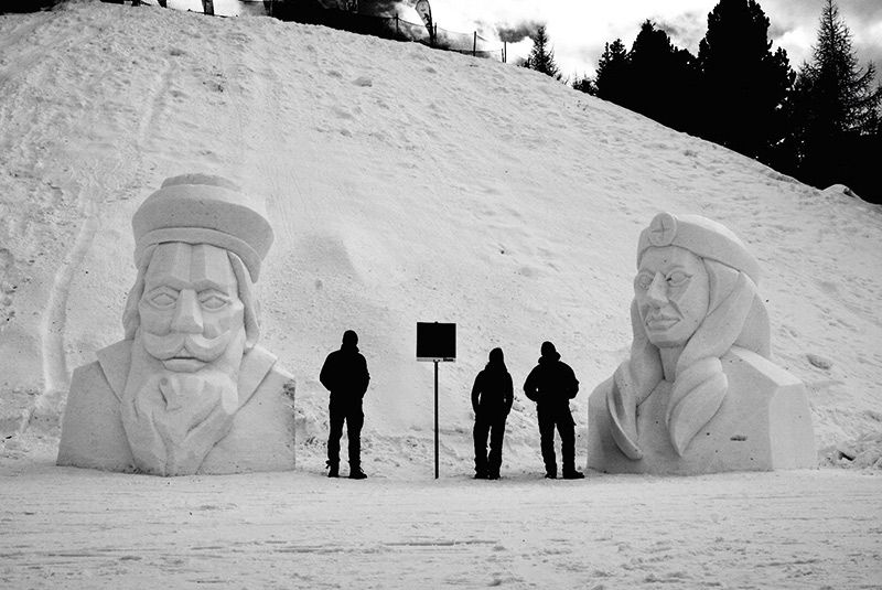 Schneekönig und Schneekönigin schauen den Skifahrerinnen Und Skifahrern auf Schöneben beim Wedeln zu. Geschaffen wurden sie von Lukas Österreicher, Sonja Platzgummer und Elias Wallnöfer
