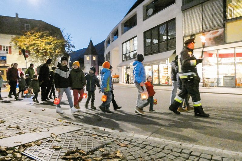 Laternen symbolisieren das Licht, das St. Martin in die Dunkelheit gebracht hat. Sie sind ein Symbol des Teilens von Licht und Wärme in der Dunkelheit