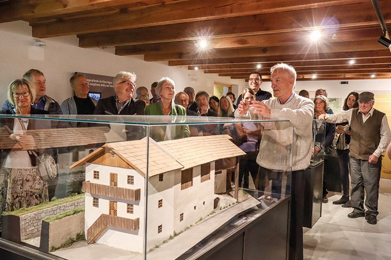 Der „Garberhof“ als Modell im VUSEUM - der Geburtsort das erste Haflinger Hengstfohlen „249 Folie“ 1974. Der heutige Besitzer Josef Folie (an der Vetrine) erklärt den Gästen, dass Anna Fritz die Mutterstute einst als Brautgeschenk auf den Hof mitgebracht hatte.