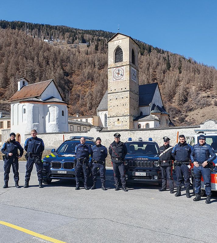 «pattuglie miste» mit den Carabinieri Taufers und der Kantonspolizei Graubünden vor dem Kloster St. Johann in Müstair