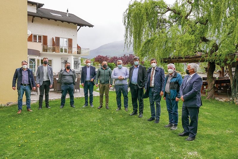v.l. Georg Altstätter BM Martell, Matthias Tappeiner Vorsitzender JG Vinschgau, Christian Stricker Vize BM Latsch, Manfred Pinzger HGV, Mauro Dalla Barba BM Latsch, Dieter Pinggera Bezirksgemeinschaftspräsident, Albrecht Plangger SVP Bezirksobmann/Parlamentarier, Daniel Alfreider Landesrat, Karl Pfitscher Wirtschaft Vinschgau, Sepp Noggler Landtagspräsident/Abgeordneter Vinschgau.