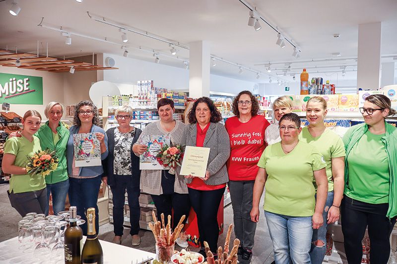 Das Team im Konsum Laas erhält die Auszeichnung der KVW Frauen im Bezirk Vinschgau