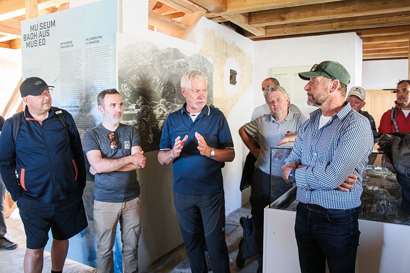 Sebastian Marseiler erklärt die Ausstellung im „Badhaus“ im Hintermartell und staunend v.l.: der Schlanderser BM Dieter Pinggera, Laurin Kofler (Konzepterstellung), Marseiler, der Marteller BM Georg Altstätter und Ortlerfront-Spezialist Manfred Haringer