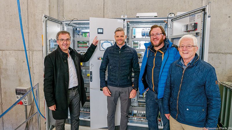 Der Verwaltungsrat der Wasserkraft Konfall Konsortial GmbH im neuen E-Werk in Schluderns v. l.: BM Heiko Hauser, Präsident Alexander Telser, Vizeprädsiedent Bernd Stocker und VizeBM Peter Trofojer
