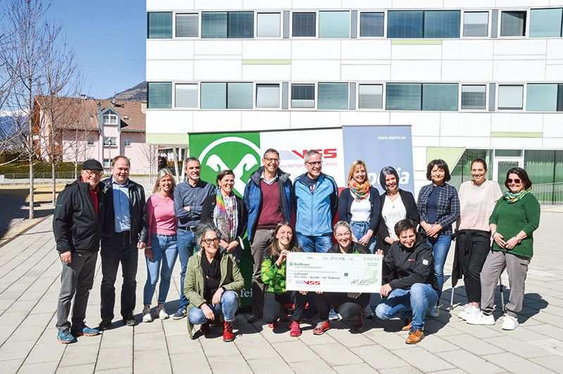 hinten v. l.: VSS-Bezirksvertreter Josef Platter, Sportreferent der Gemeinde Laas Arnold Rieger, Präsident vom ASC Laas, Andreas Strimmer und Präsident des ASV Eyrs, Benedikt Zangerle (Bildmitte) mit dem Lehrpersonal der Grundschule Laas. vorne v.l.: BMin Verena Tröger, Dagmar Lechner und Simone Spechtenhauser vom ASC Laas und VSS-Geschäftsführer Daniel Hofer.