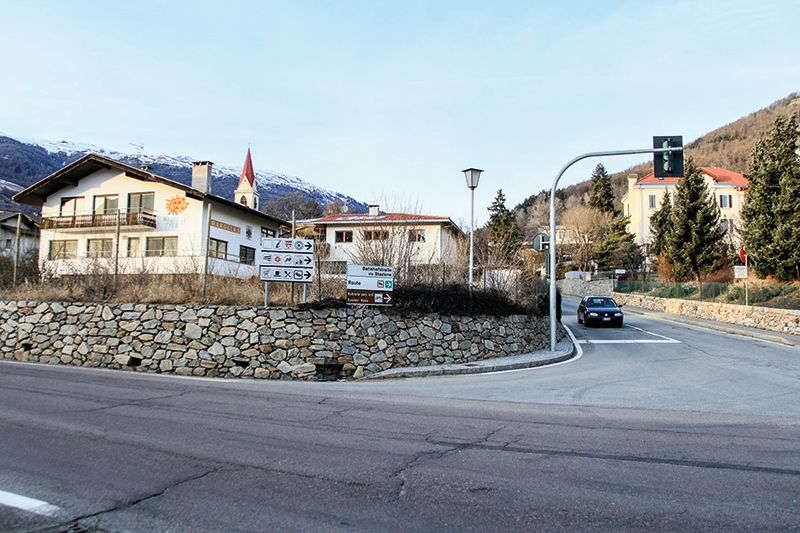 Links das Anwesen „Marolles“: Von Wellenzohns WEMA zur Gemeinde Mals