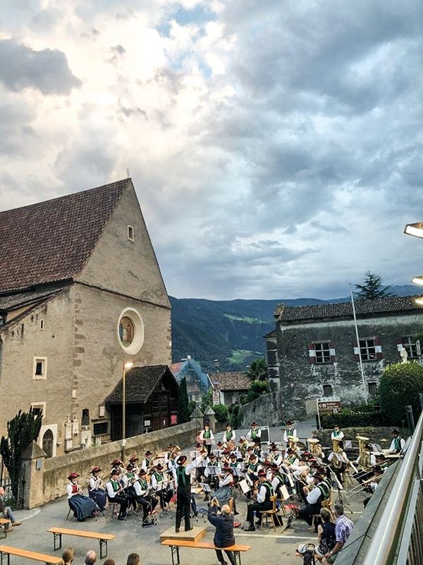 Die Musikkapelle von Partschins bei ihrem ersten Abendkonzert im heurigen Jahr 2021