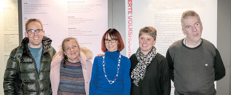 Textausstellung in der Raiffeisenkasse Prad: v.l. Marcel Zischg, Julia Maria Binanzer, Judy Maestri, Christine Weithaler und Martin Former