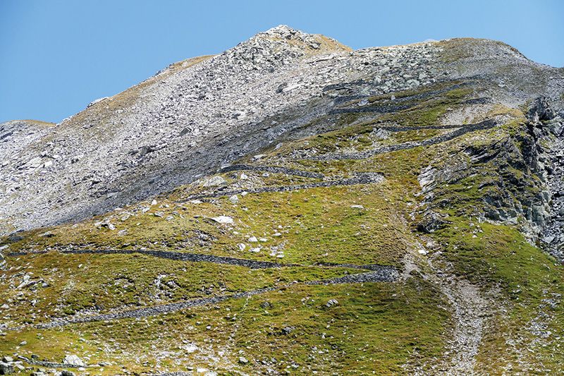 Die Ausführung der Arbeiten in der objekttypischen Bauweise der beiden Wege ist kostenintensiv. Darum wird das Projekt unterstützt von der Gemeinde Val Müstair, dem Bundesamt für Strassen ASTRA, dem Fonds Landschaft Schweiz, dem gemeinnützigen Fonds des Kantons Zürich, dem Wanderwegfonds, dem Amt für Natur und Umwelt des Kantons Graubünden und weiteren Stiftungen.