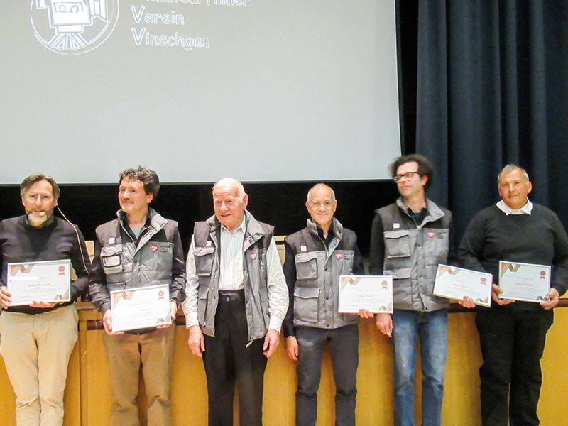 Bei der Filmvorstellung wurden 12 Kurzfilmen gezeigt und langjährige Vorstandsmitglieder geehrt: v. l.: Robert Bernardi (Moderator des Filmabends), Leo Lanthaler, Adolf Josef Steinkeller (der erste Obmann), Josef Gufler, Dieter Marsoner und Leo Oberdörfer.