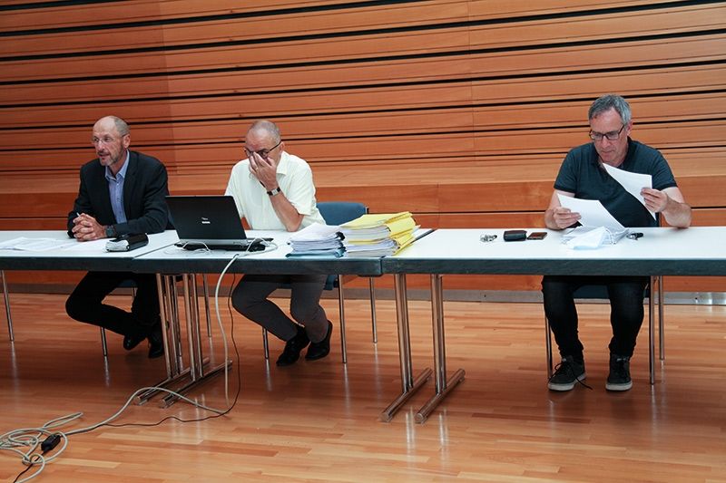 Nach zweijährigen Verhandlungen mit Christian Siller kam der ausverhandelte Raumordungsvertag und die dazugehörenden Bauleitplanänderungen in den Gemeinderat; v.l.: BM Andreas Tappeiner, Gemeindesekretär Georg Lechner und der Eyrser Referent Benedikt Zangerle