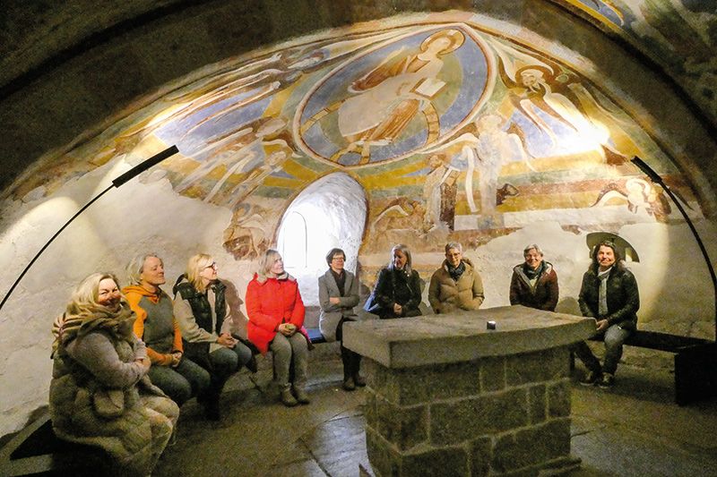 Die Teilnehmerinnen mit Erwin Dariz (rechts im Bild) in der Apsis der Krypta von Marienberg. Darüber Christus in der Mandorla, umgeben von den vier Symbolen der Evangelisten.