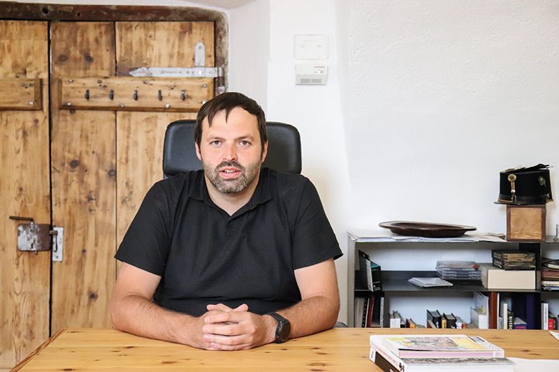 Simon Laganda, Mals, Architekturstudium in Innsbruck, arbeitete mehrere Jahre bei Architekt Jürgen Wallnöfer, seit einigen Jahren selbständig mit Büro im Zentrum von Mals.