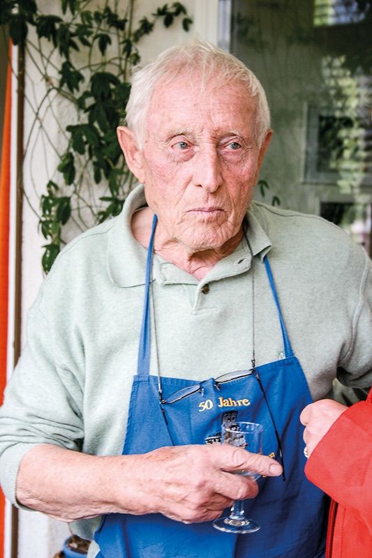 Paul Thöni Geboren am 14.05.1926 in Mals 8 Schuljahre Volksschule Mals; 3 Jahre lang Besuch der LBA (Lehrerbildungsanstalt) in Feldkirch (1940-1943); 1943 Beginn der Militärausbildung (Rekrutenzeit in Holland; dort Ausbildung zum Flieger) Anschließend Militärakademie in Dresden (Kriegsschule) 1944 zu den letzten Kriegshandlungen eingezogen (bei Fallschirmtruppe) 1945-1947 in amerikanischer Gefangenschaft 1947- 1959 Grundschullehrer in St. Valentin 1954-1959 Universitätsstudium in Neapel (parallel zur Unterrichtstätigkeit) 1959-1963 Lehrer für literarische Fächer an der Lateinmittelschule 1963- 1985 Mittelschuldirektor an der Einheitsmittelschule Sein Bein hat Paul Thöni in der Ardennen- Schlacht verloren. Er war mit den Bodentruppen unterwegs. Eigentlich war er ja zum Flieger ausgebildet worden, aber die Deutschen hatten zu der Zeit längst keinen Treibstoff mehr für Flieger oder Panzer. Er sagt, er sei mit seinen Kameraden noch im letzten Moment als Kanonenfutter eingesetzt worden, zu einem Zeitpunkt, als der Krieg schon verloren war. Schwerverletzt und ohne Bein konnte er nicht nach Amerika abtransportiert werden, also kam er nach England und wurde dort operiert. Das Penicillin hat ihm das Leben gerettet, wie er oft sagt.