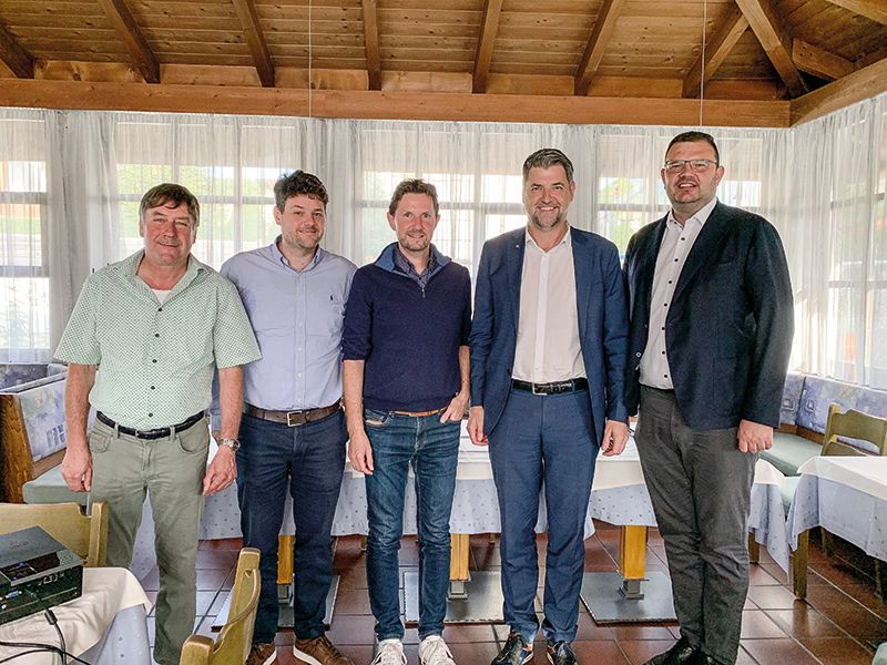 v. l.: HGV-Ortsobmann Dietmar Hofer, Christoph Tappeiner, Präsident der Tourismusgenossenschaft, Bürgermeister Zeno Christanell, Landtagsabgeordneter Helmut Tauber und HGV-Bezirksobmann Hansi Pichler.