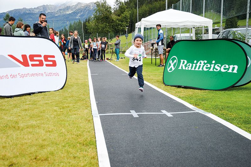 Auf einer 30 Meter langen Laufbahn, die an verschiedenen Tagen in Ortszentren und Sportzonen von sieben Südtiroler Gemeinden aufgestellt wird, können Südtirols Kinder und Jugendliche zeigen was in ihnen steckt.