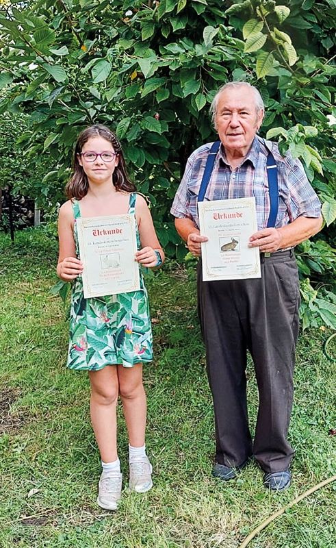 Die jüngste und der älteste Züchter vom Vinschger Kaninchenzuchtverein: Valentina Telser aus Eyrs und Adolf Kaserer aus Naturns