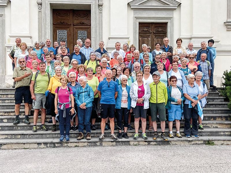 Die Vinschger Seniorenwandergruppe am 28. Juni 2022 auf den Stufen der bekannten Wallfahrtskirche Madonna di Pine` (Provinz Trient)