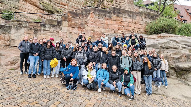 Gruppenbild aller am Austausch beteiligten Schüler/innen bei der Stadtführung in Nürnberg