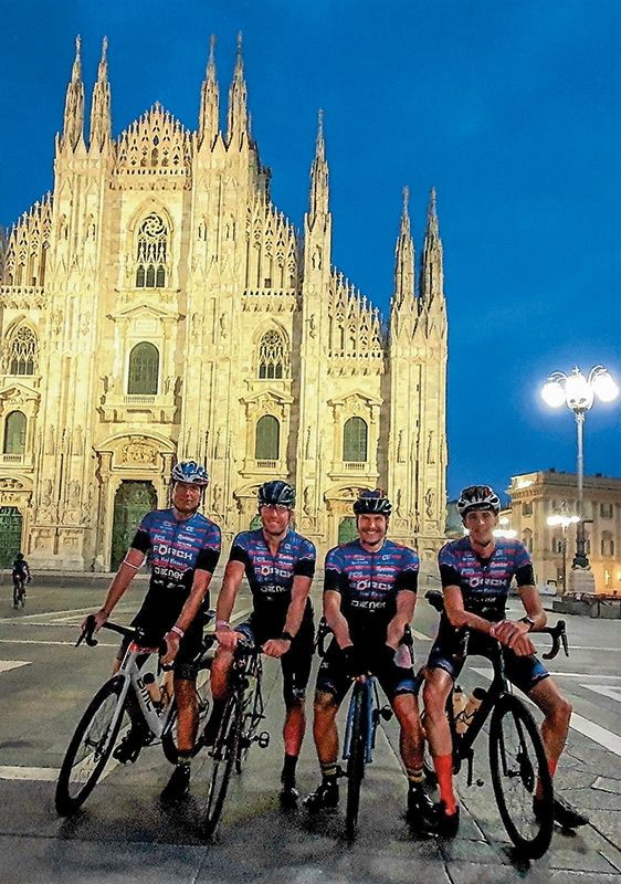 Die vier Radfahrer des Amateurradsportvereins Vinschgau am Mailänder Dom vor der Radveranstaltung Duomo - Stelvio am 24. Juli 2021 v. l. Markus Niederegger, Hannes Schlögl, Benjamin Petersen und Michael Hofer