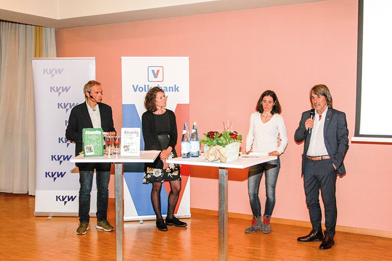 Demenz ist ein emotionales Thema. Für Sichtbarkeit der Problematik sorgte der KVW im Vinschgau mit v. l.: Josef Bernhart als Moderator, Johanna Constantini, Christine Kirchlechner und der neue Gesundheitslandesrat Hubert Messner